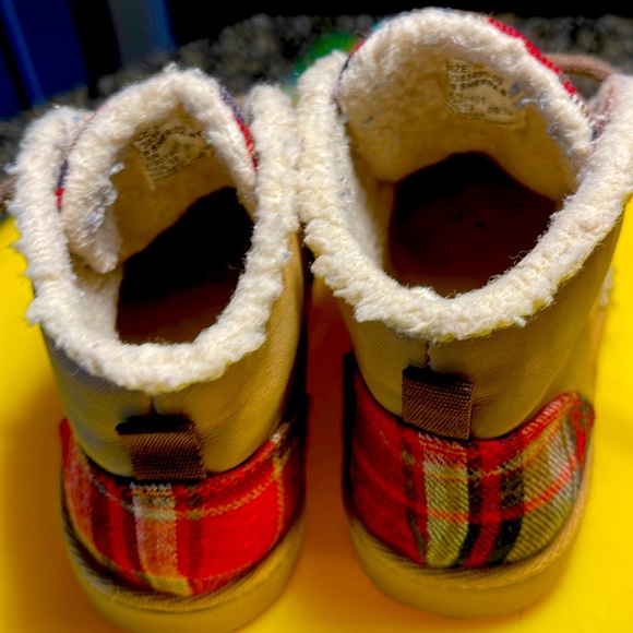 Gap baby boots/ shoes . Very soft and warm woolen inside . Perfect go winter. - Picture 2 of 5